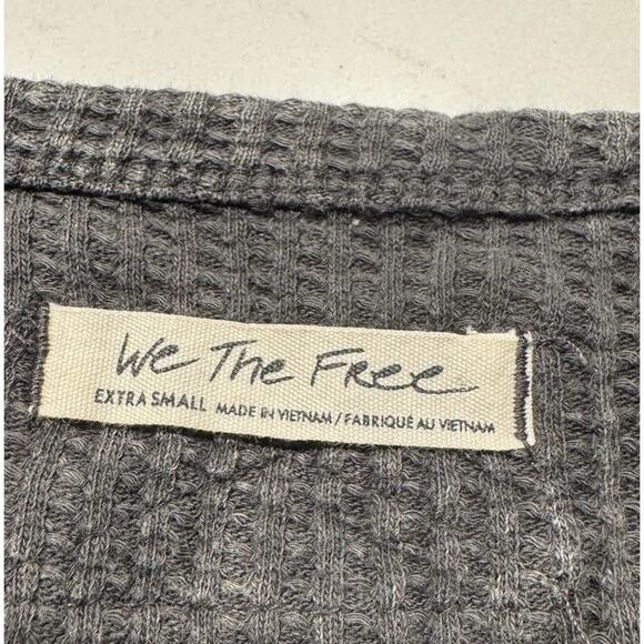 We The Free People Gray Waffle Cropped Top Women’s Size XS Hidden Buttons Boho - Picture 6 of 8